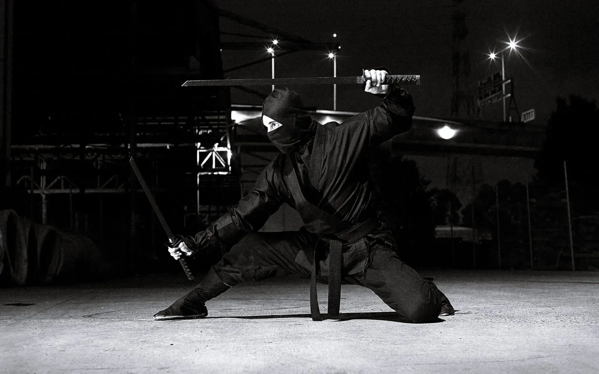 Practicante de ninjutsu con espada